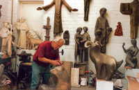 Paradiesische Figuren aus der Werkstatt am Höllenbach - Künstlerporträt Bildhauer Peter Vollert Paradiesische Figuren aus der Werkstatt am Höllenbach - Künstlerporträt Bildhauer Peter Vollert